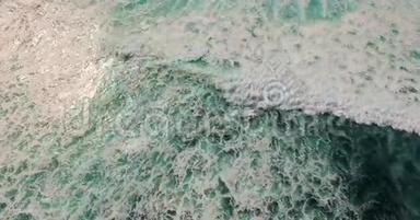 令人难以置信的海浪的空中镜头。 开阔的安德烈海浪的无人机视野。